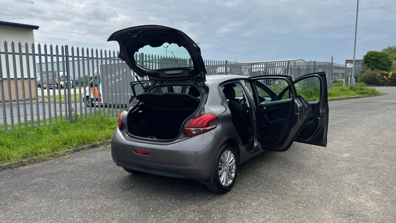 Peugeot 208 1.2 PureTech 82 Signature 5dr [Start Stop] Petrol Hatchback